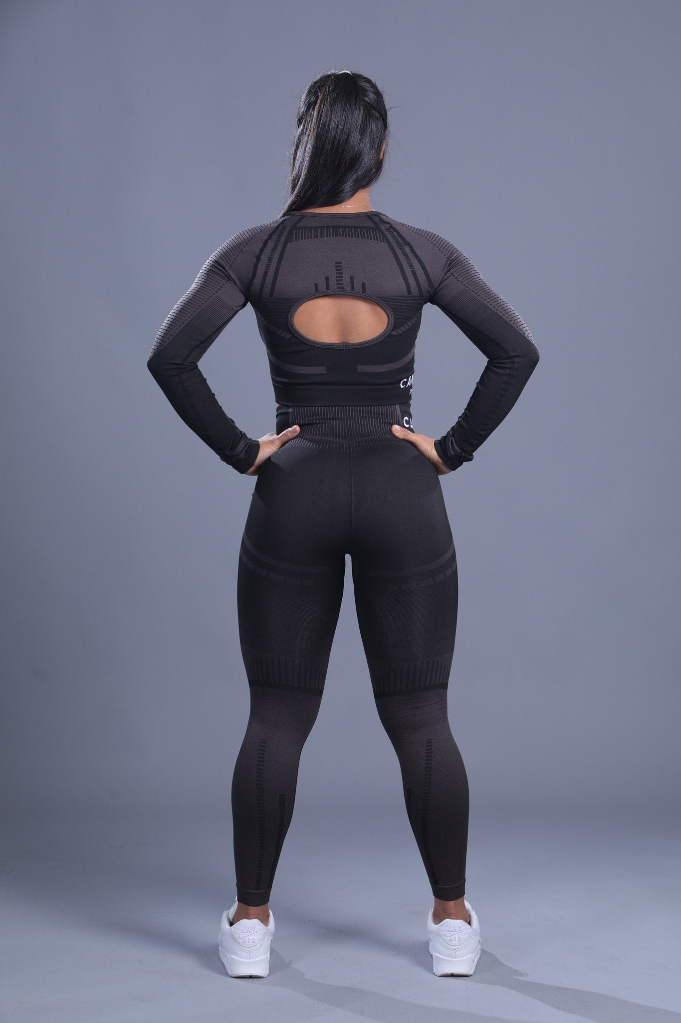 IMPRESSIVE SEAMLESS LONG SLEEVE CROP TOP - PEACOCK BLACK - CanelaFitness